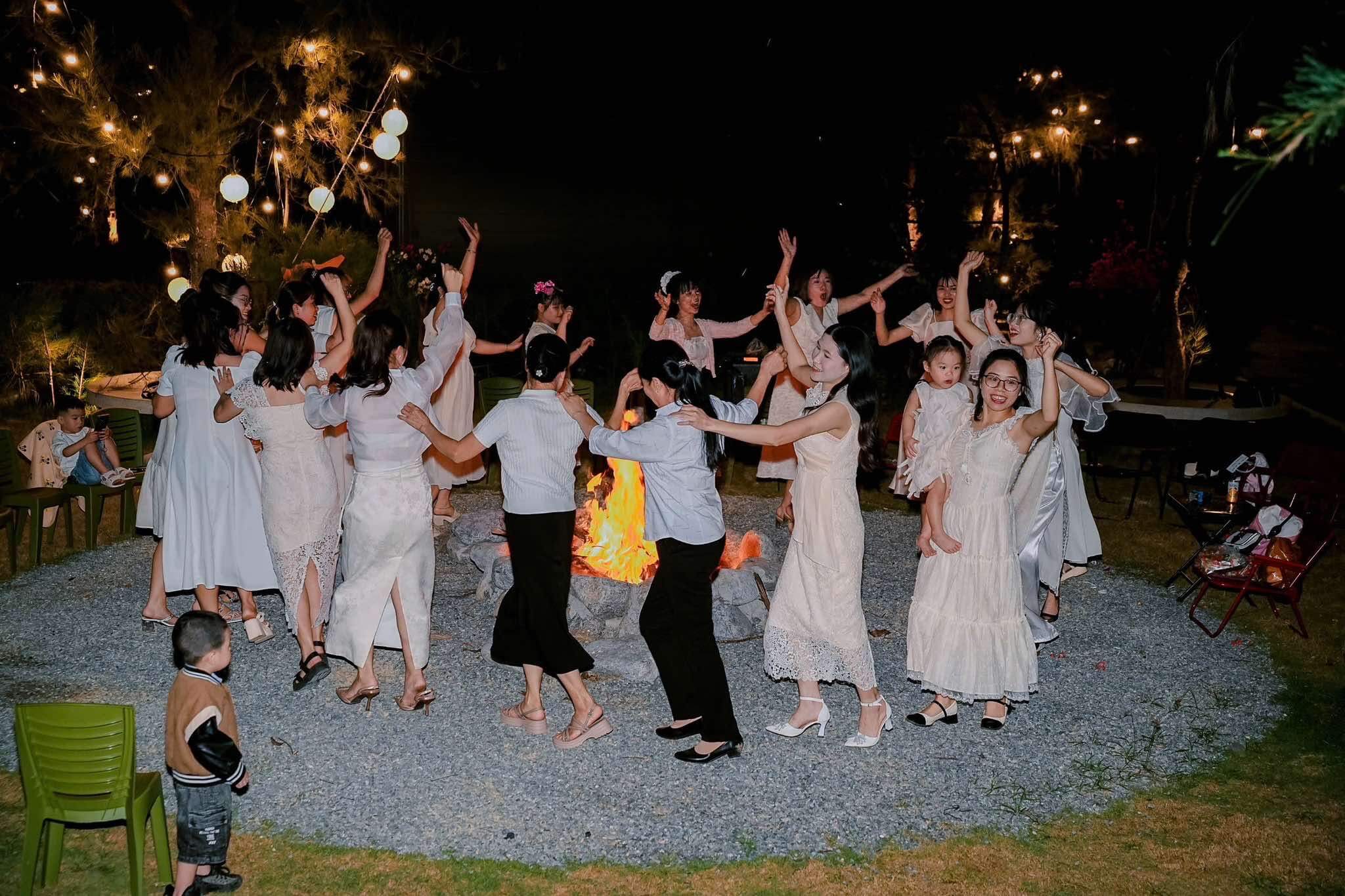 Mọi người cùng quây quần bên ánh lửa, cùng hát vang những ca khúc gắn liền với tuổi thanh xuân