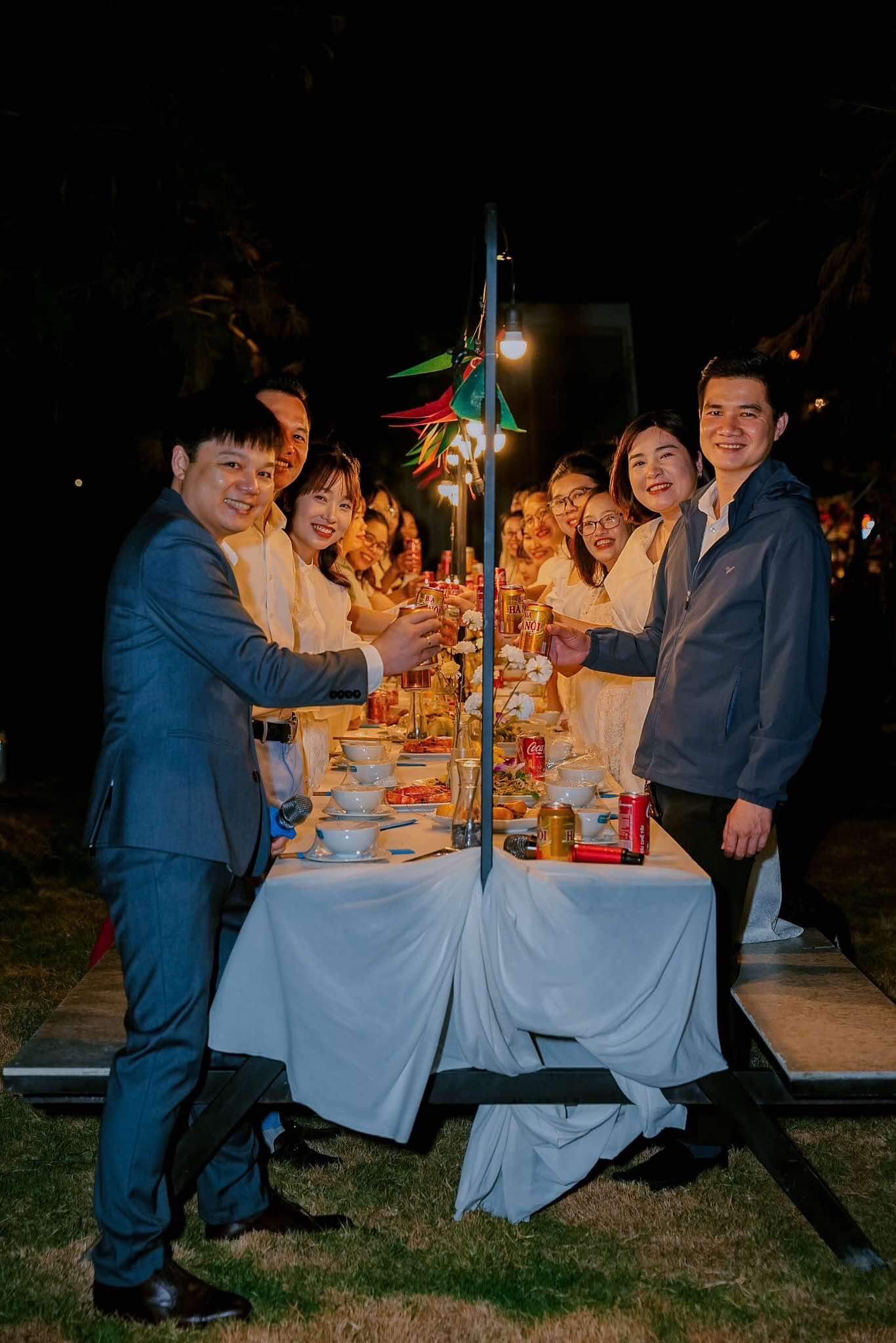 Khoảnh khắc nâng ly chúc mừng tình bạn và tri ân những người thầy cô đã đồng hành năm tháng học trò