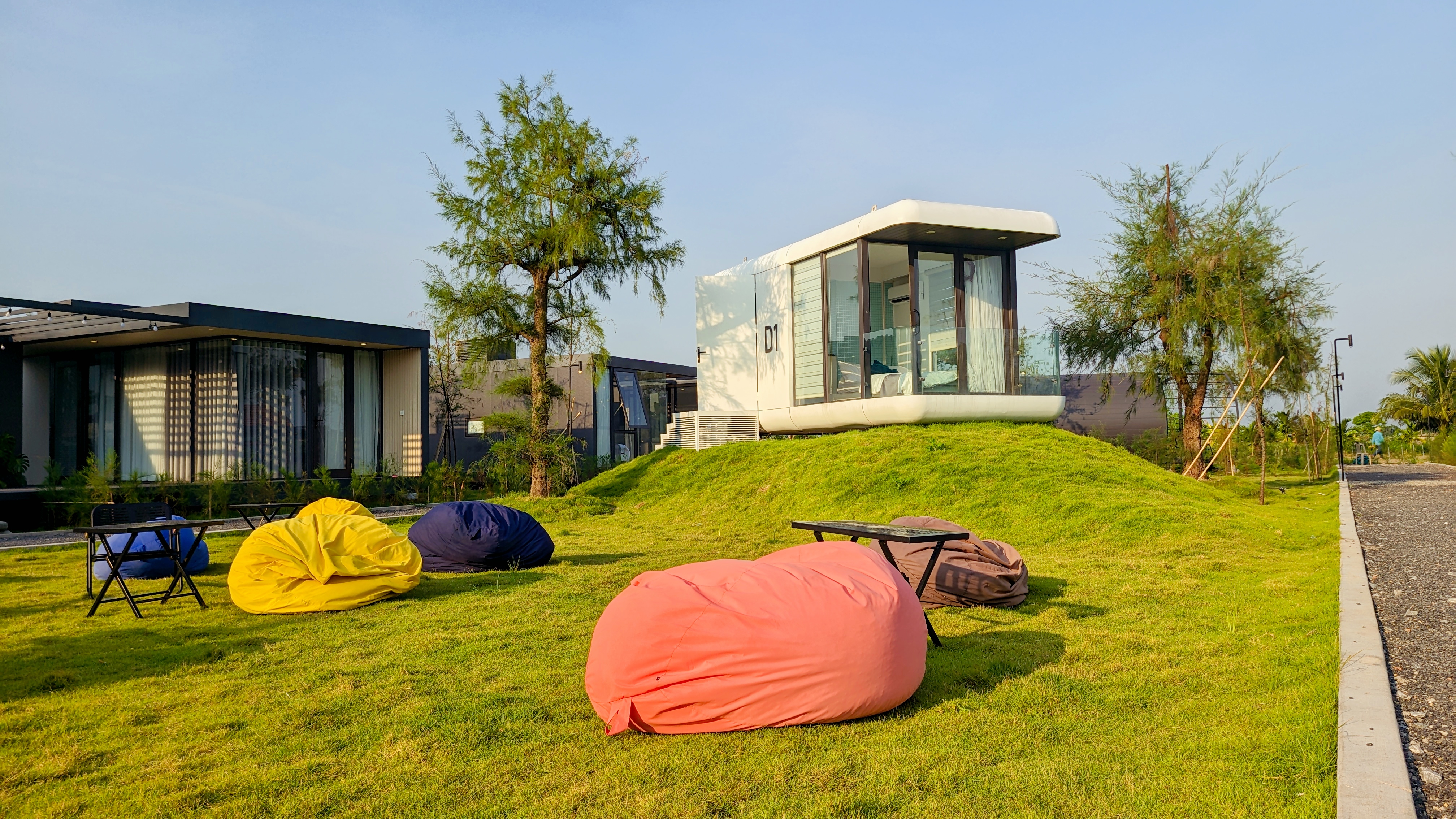 DSDStay nổi bật với hệ thống bungalow và villa nằm giữa rừng thông, thiết kế gần gũi thiên nhiên cùng nhiều tiện ích