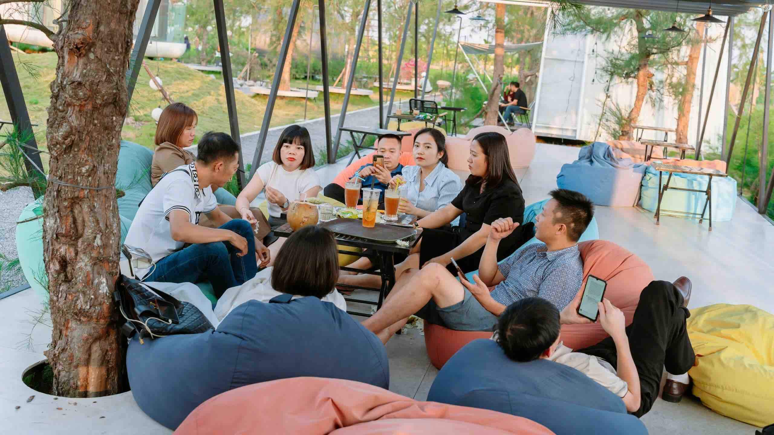 Khoảnh khắc gặp lại đầy xúc động của tập thể cựu học sinh THPT Hải Phòng sau một phần tư thế kỷ