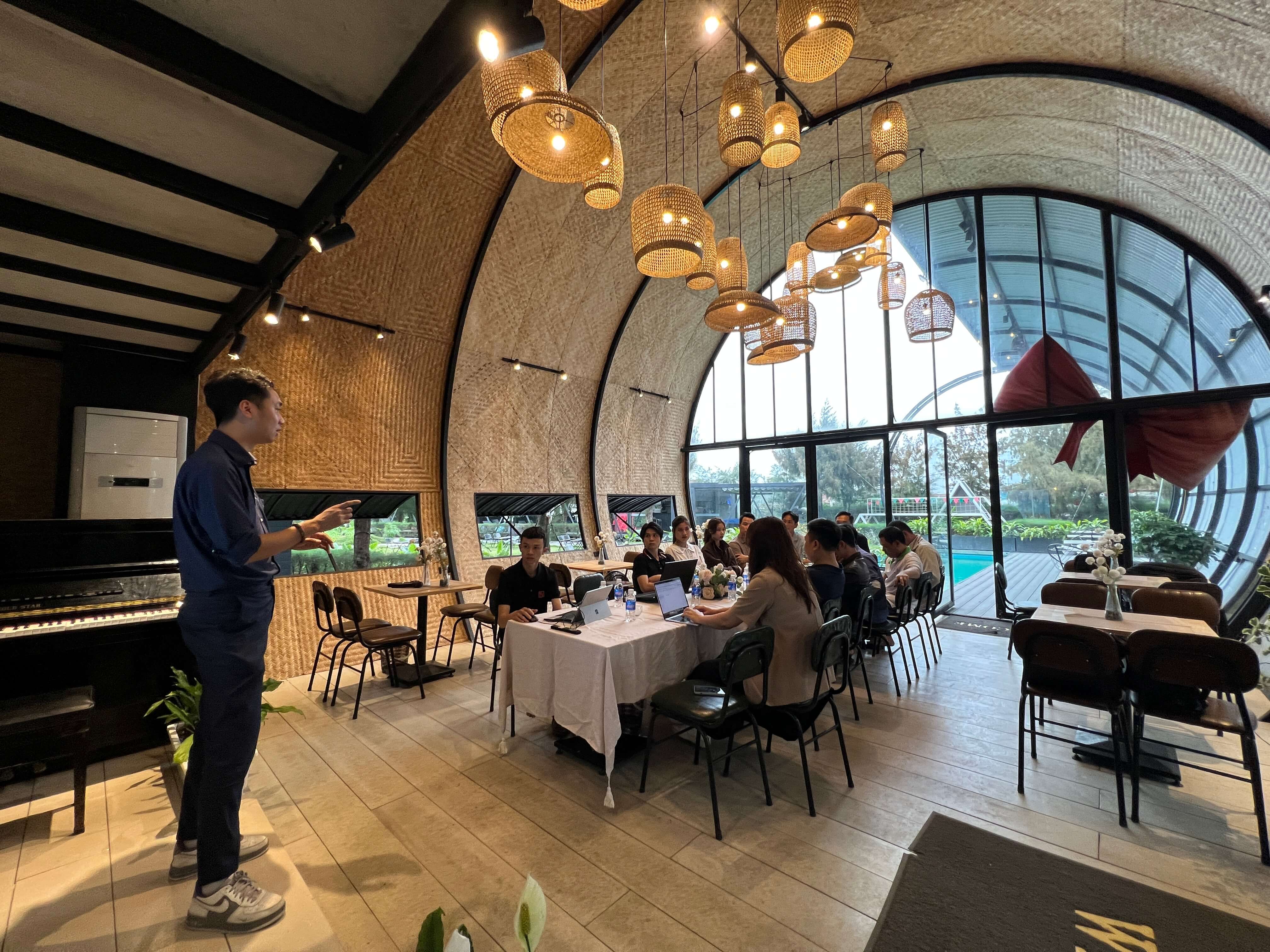 Buổi họp chiến lược của doanh nghiệp diễn ra trong môi trường thoải mái và tập trung