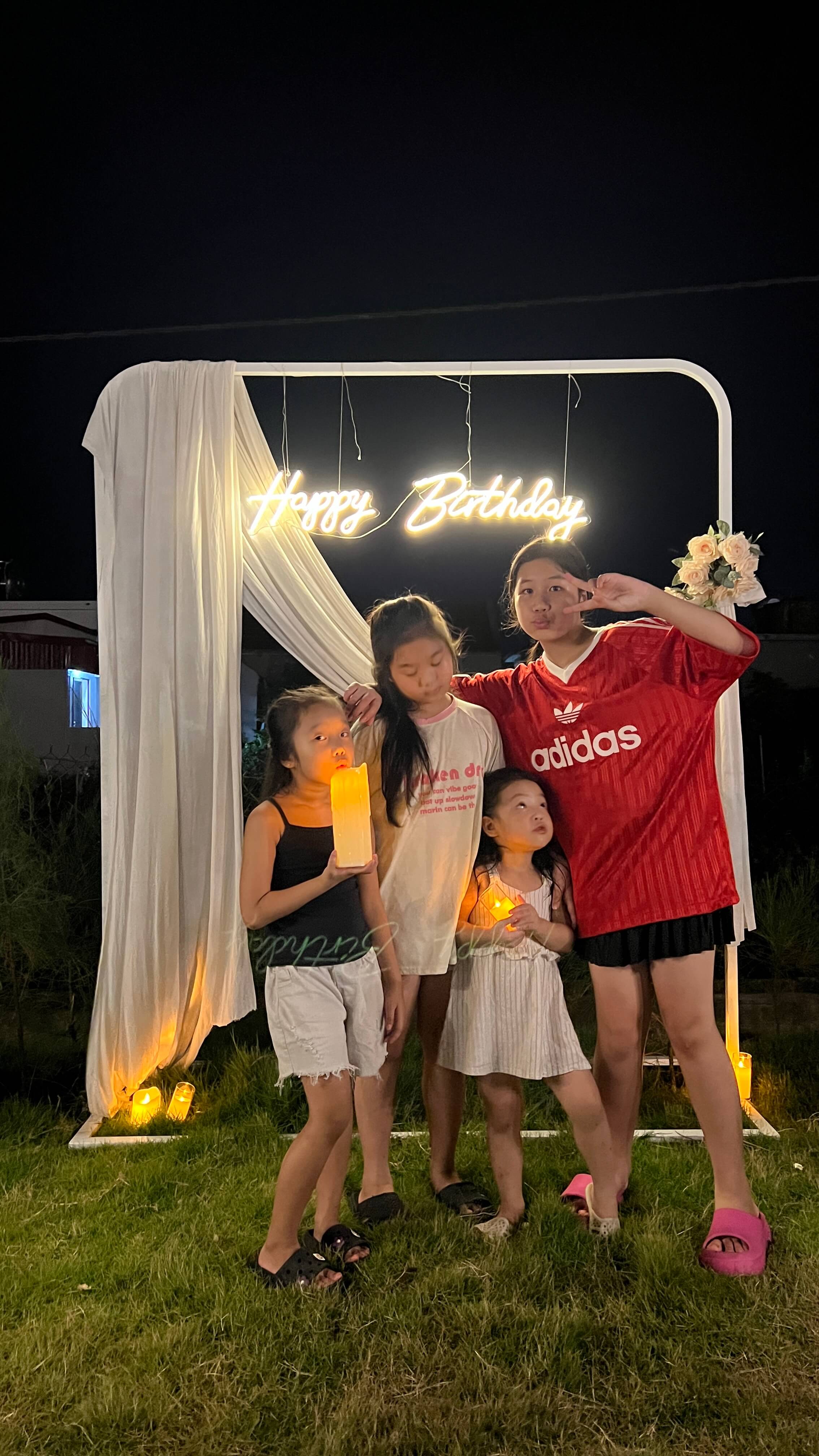 Tiếng cười của trẻ nhỏ làm nên những khoảnh khắc hạnh phúc trong buổi tiệc sinh nhật ngoài trời